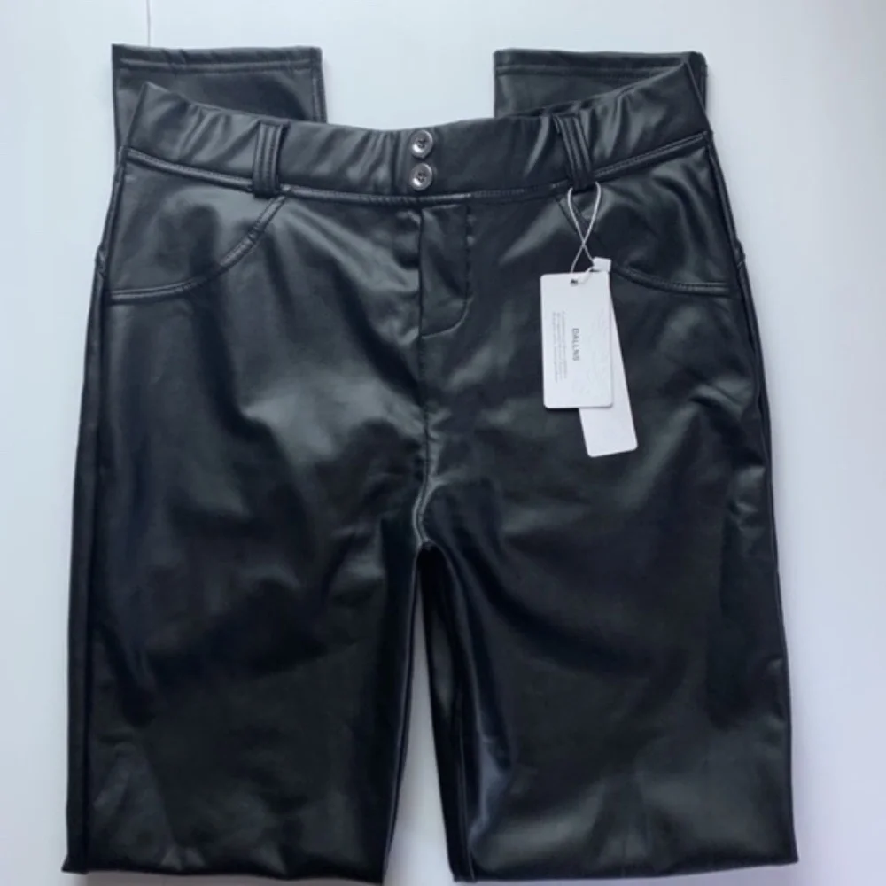 Dallns women's faux leather, black leggings, ruched bum, medium, new with tags - Picture 2 of 7
